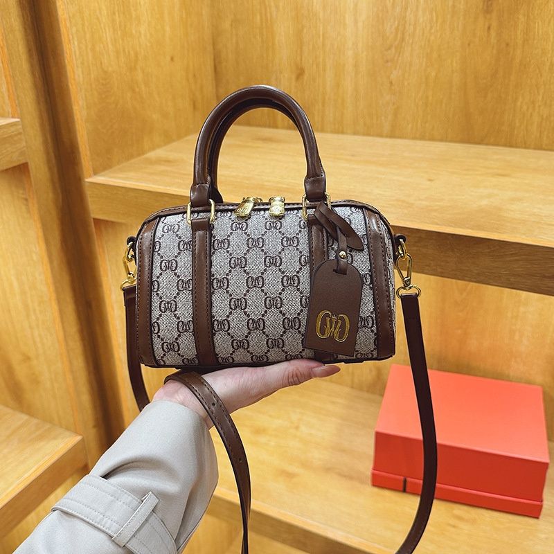 2025 new designer bag fashionable commuter women's pink trunk bag one shoulder hand-held slanted bag