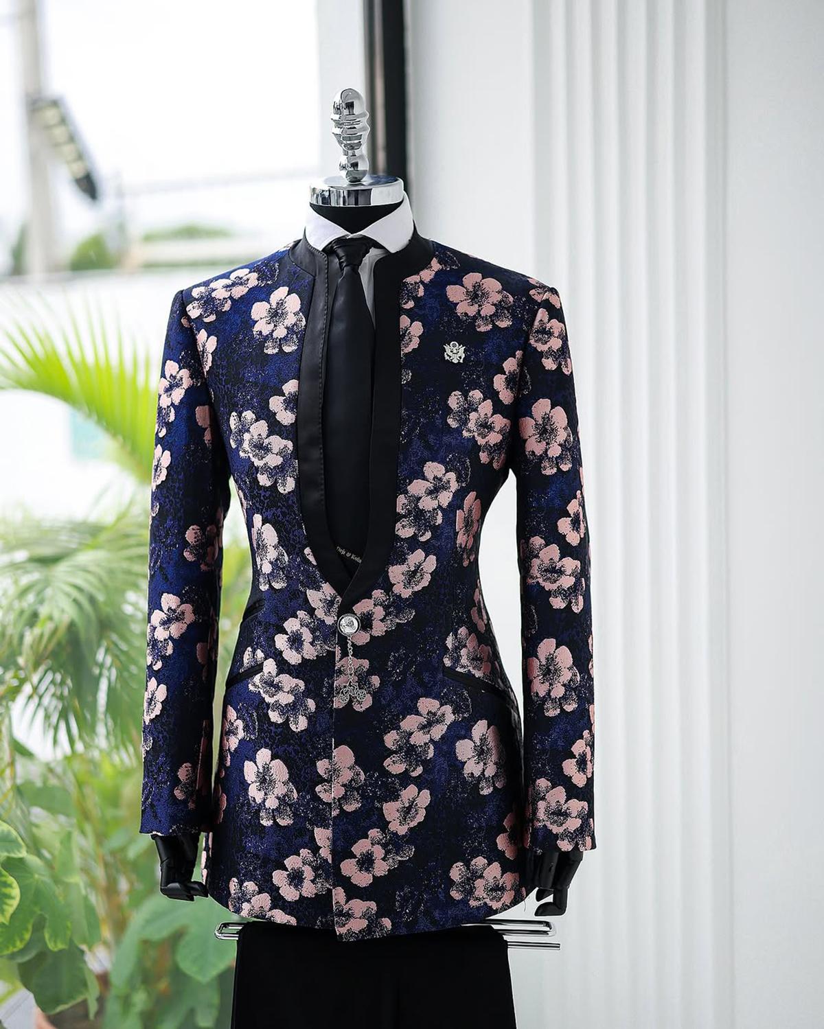 Stylish Men Suits Tailor-Made 2 Pieces Standard Lapel Jacket Flowers Blazer One Button Evening Party Groom Customized Coat Black Pants Plus Size