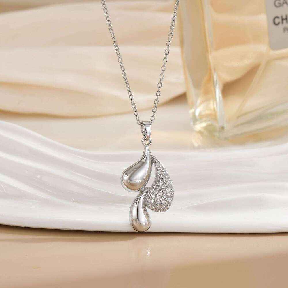 Niche Light Copper Gold-Plated Zircon Water Drop Pendant Titanium Steel Necklace For Women Versatile Non-Fading Collarbone Chain Fbe