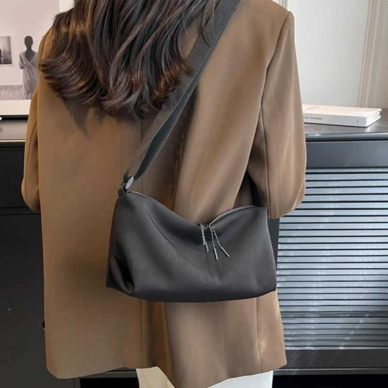 Casual Nylon Crossbody Bags for Women Large Capacity Womens Shoulder Bag Leisure Sports Dumpling Bag Men Travel Shopping Bag