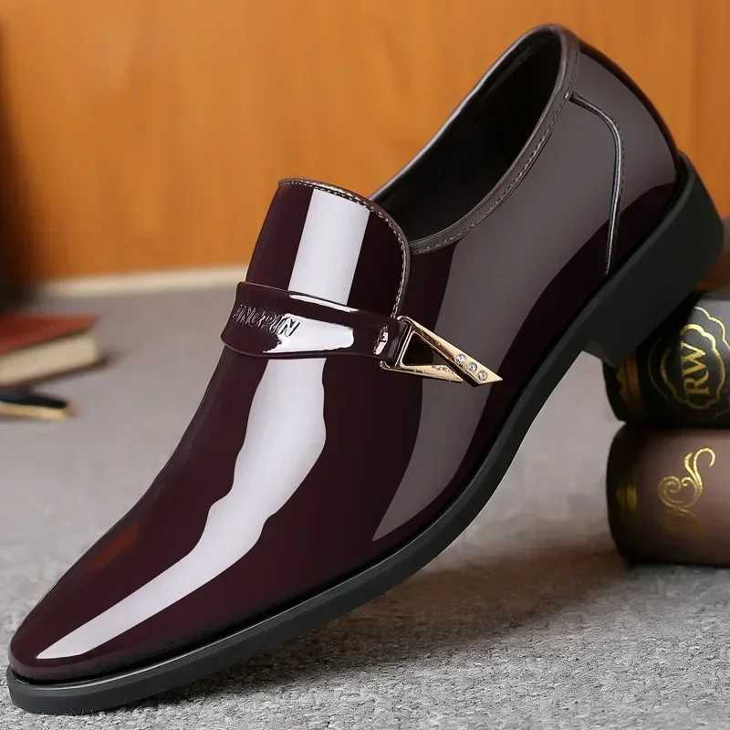 Mens Leather Shoes Patent Oxford Shoes for Men Slip on Bright Leather Business Casual Shoes Pointed Toe Shoes for Men Y250715