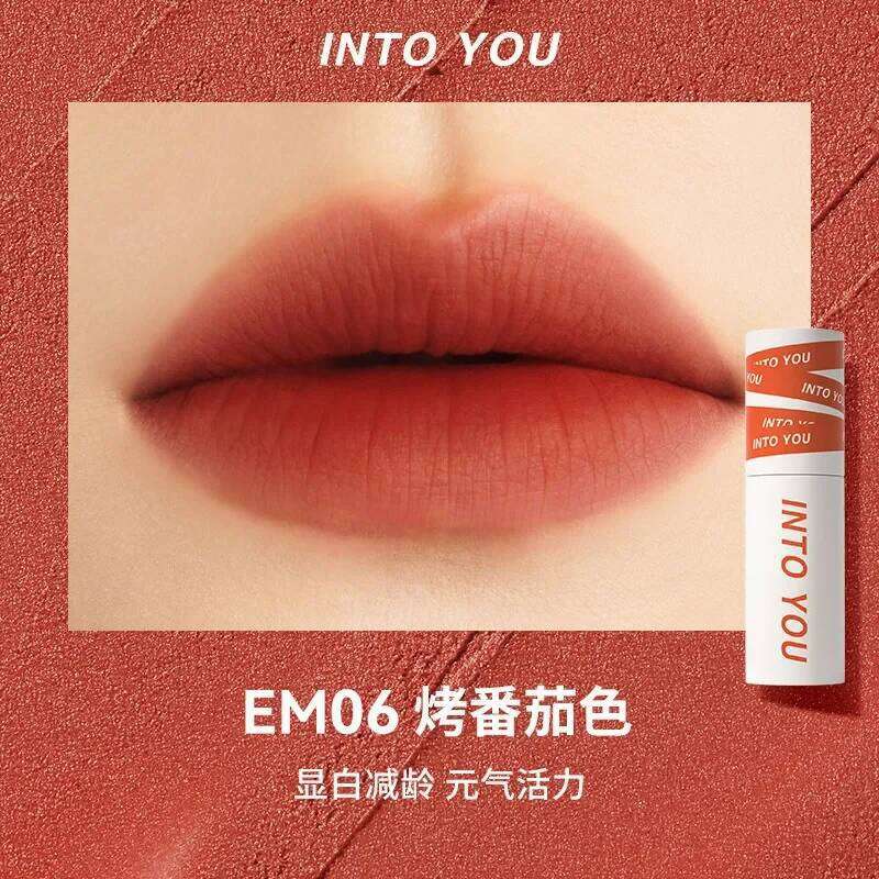 INTO YOU LIP D The Female Protagonist's Lips Cheeks Are Dual pose Misted Face Mouth And Red Lip Beauty Cosmetics