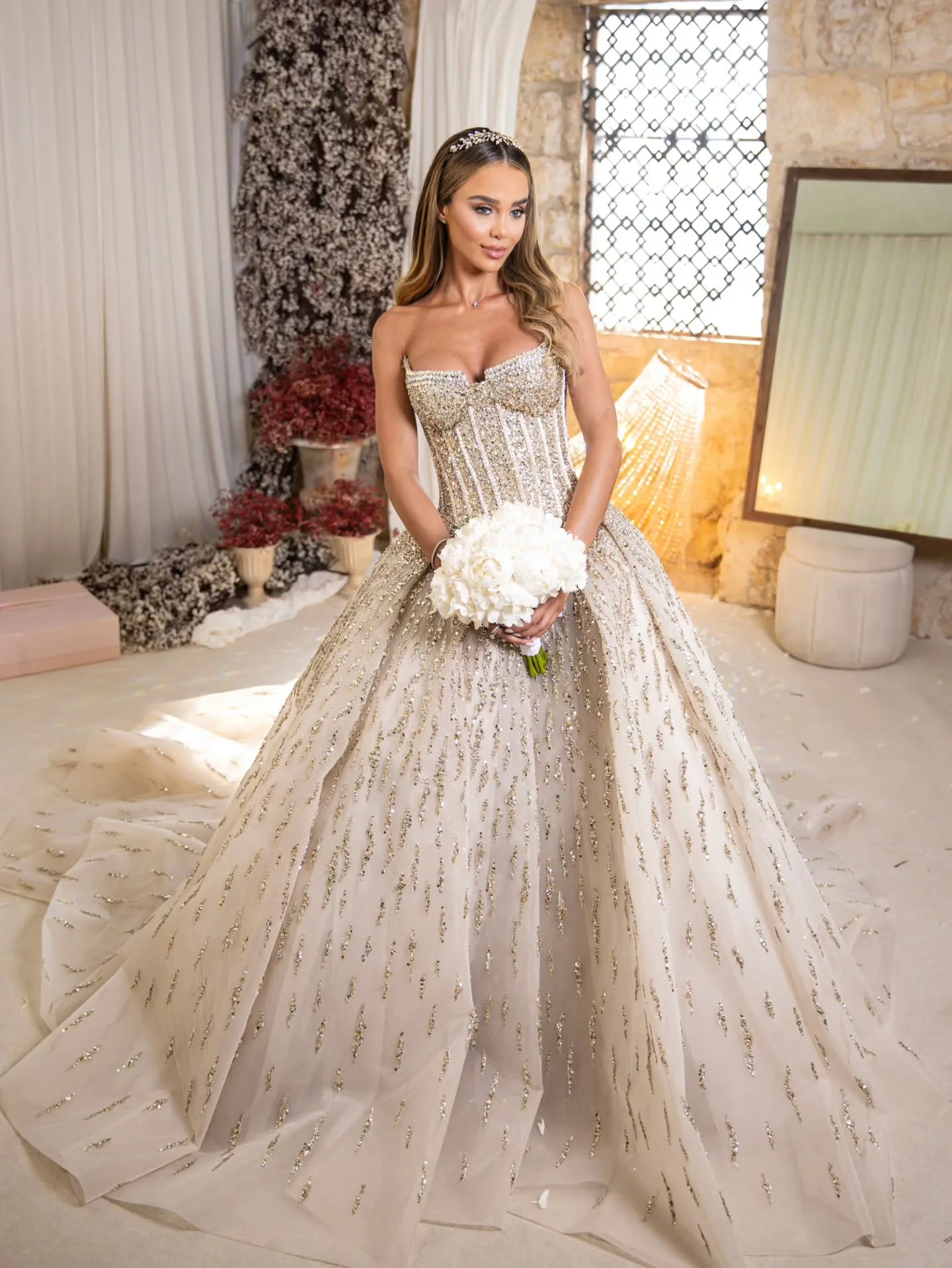 Sexy Strapless Beading A Line Wedding Dress Elegant Sleeveless Sequined Crystal Bridal Dress Customized vestidos de novia