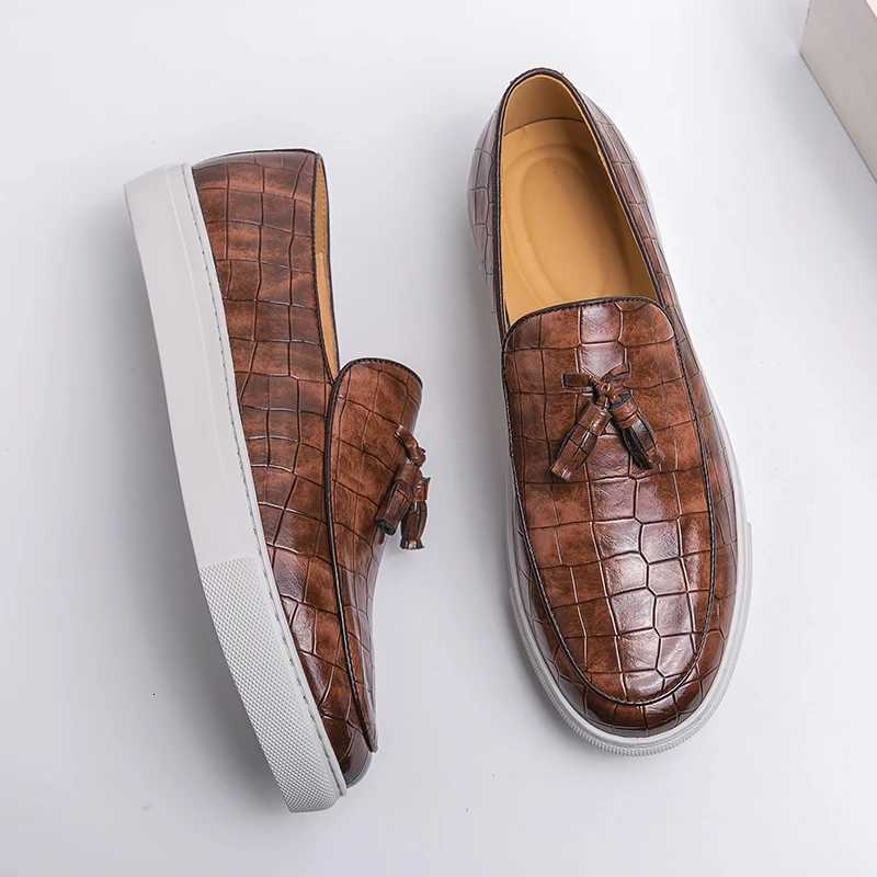 Britain Fashion Men Slip On Flats Odile Pattern Patent Leather Shoes Casual Loafers Formal Dress Footwear Mens Shoes Y250715