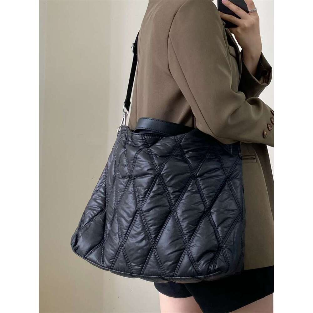 New Casual Lightweight Tote Large Capacity Shoulder Quilted Versatile Trendy Black Handbag Crossbody Bag