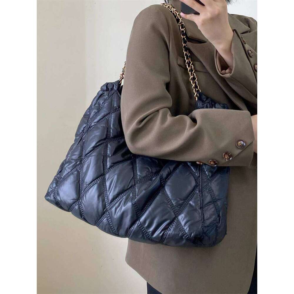 Premium Insulated Quilting Design: Stylish & Practical Korean Fashionable Large Tote Bag