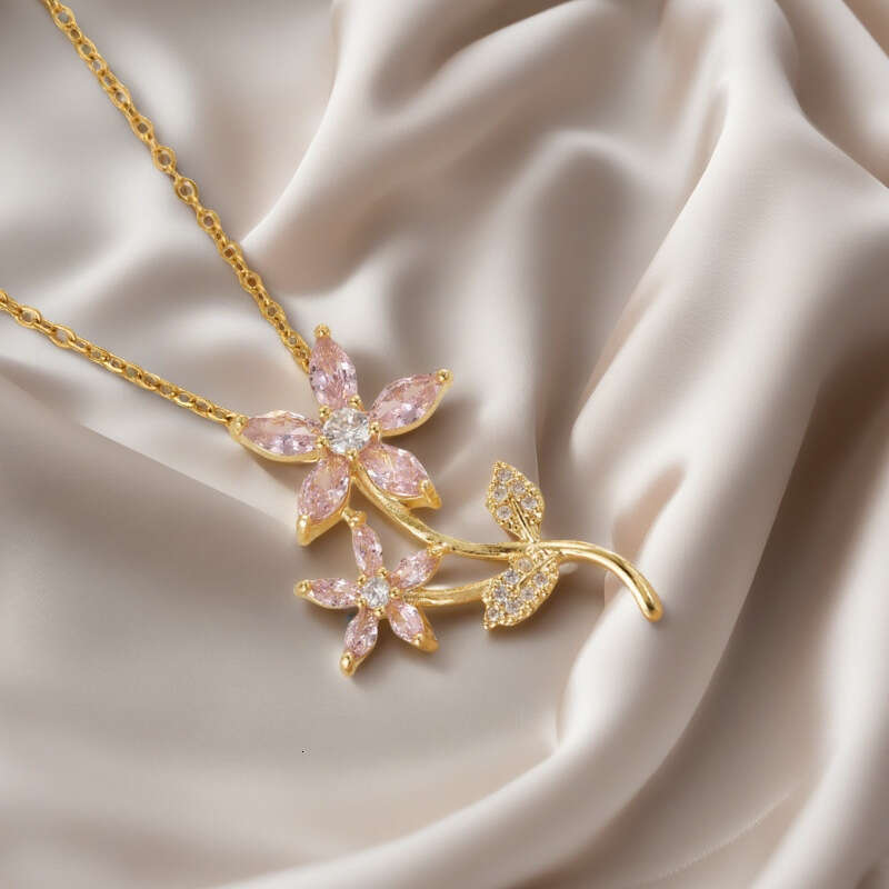 Fashion Classic Niche Personality Zircon Flower Necklace For Women Elegant Versatile Light Accessory 527