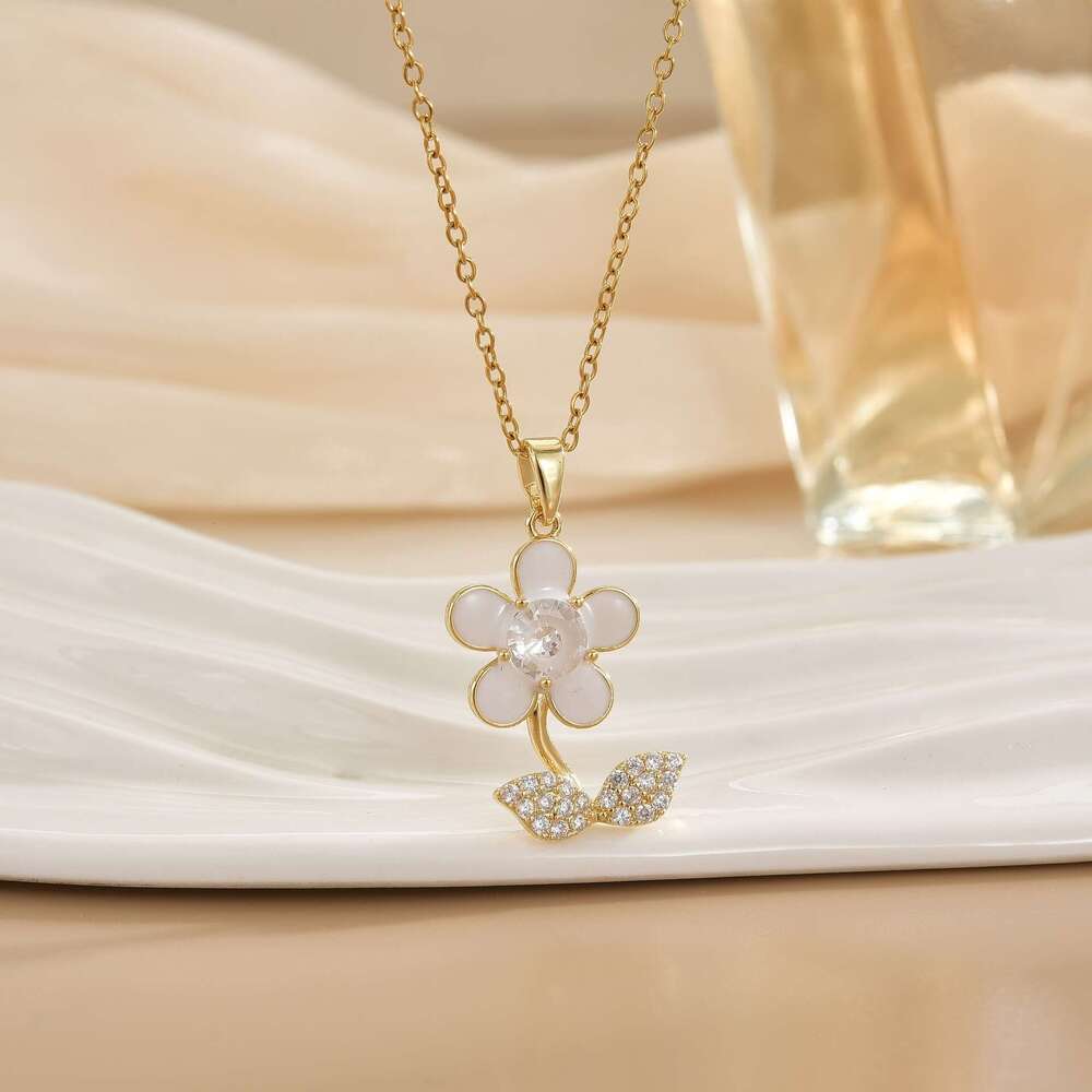 Cute Flower Necklace For Women, Light Niche Design, Titanium Steel Non-Fading Collarbone Chain, Yiwu C37