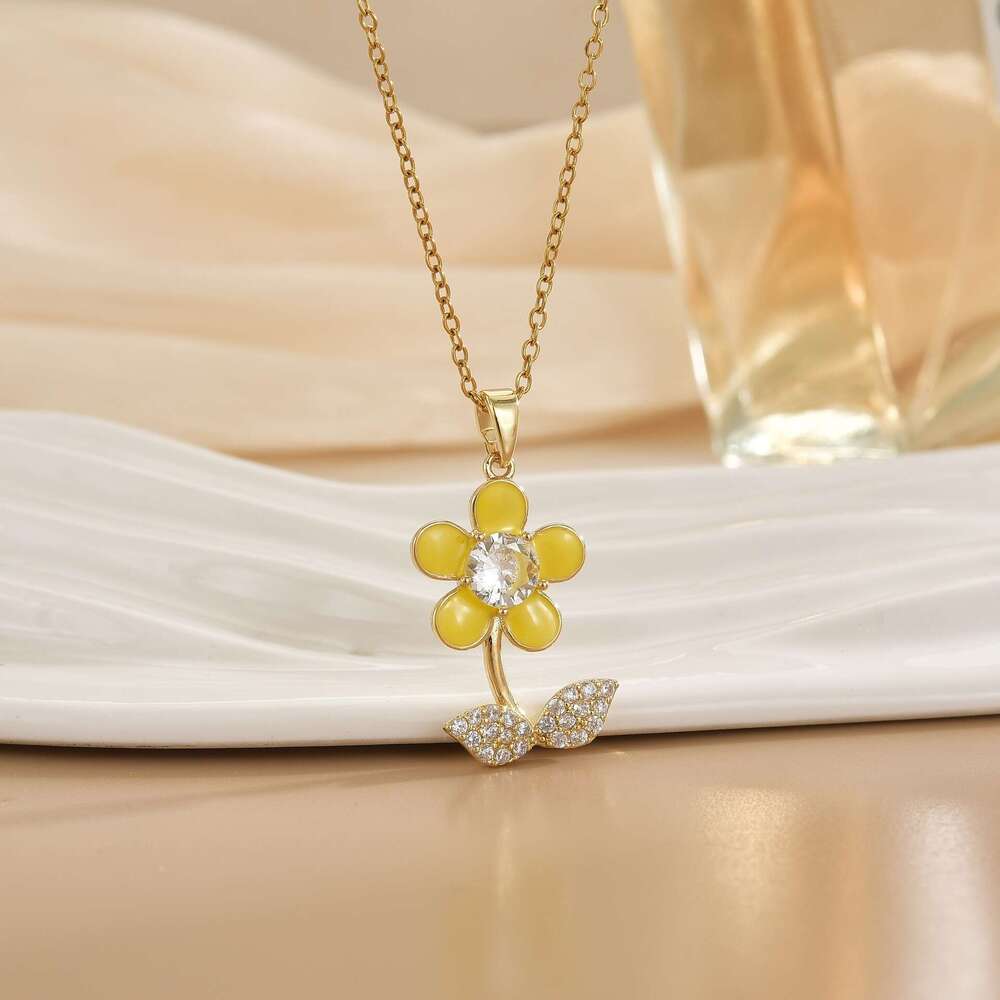 Cute Flower Necklace For Women, Light Niche Design, Titanium Steel Non-Fading Collarbone Chain, Yiwu C37