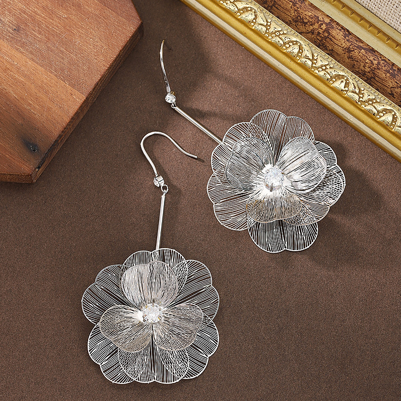 New Fashionable Elegant Old Money Style Gold Three-Dimensional Flower Tassel Earrings Light High-End Sier Needle Ear Jewelry