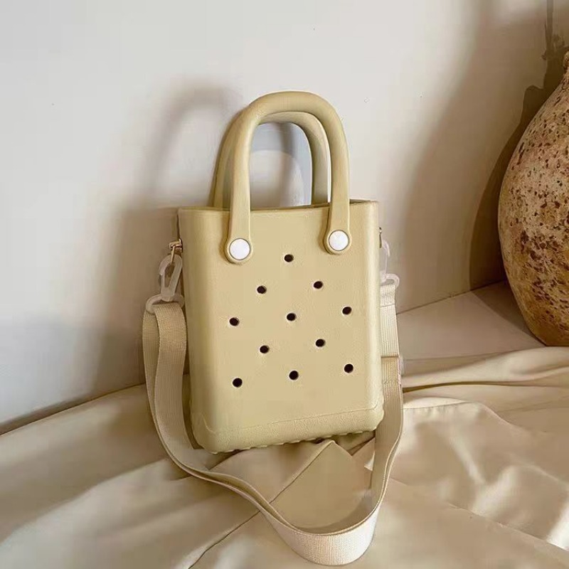 Fashionable Jelly Shoulder Bags Perfectly Suited for Casual Outings