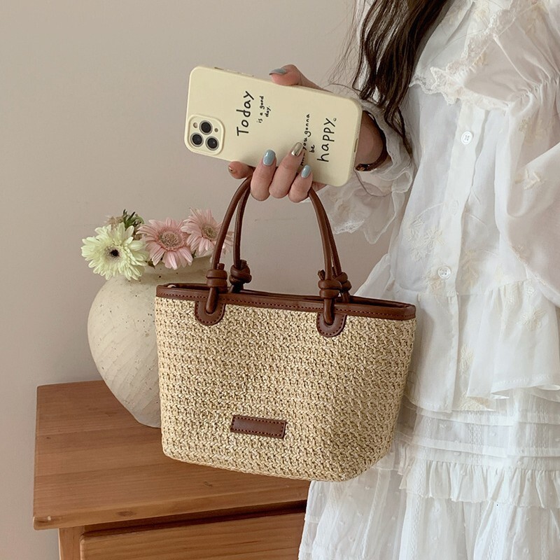 Designer 2025 Summer New Korean Style Straw Basket Crossbody Fashion Simple Bucket Women's Light Luxury Bag