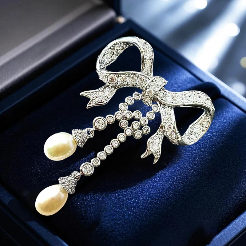 Fresh and Elegant Zircon Bow Brooch Freshwater Pearl Fringed Niche Autumn and Winter Sweater Accessories Womens Corsage 250712