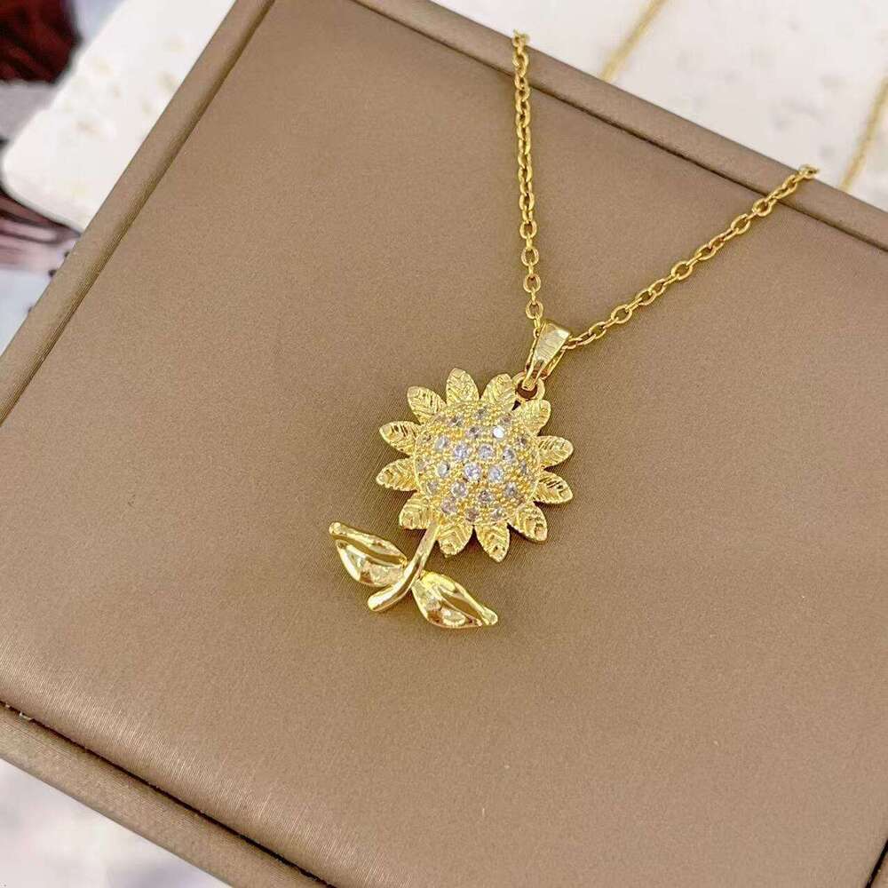 Titanium Steel Necklace For Women Copper Gold Plated Zircon Inlaid Suower Pendant Niche Design Elegant High-End Accessory F12