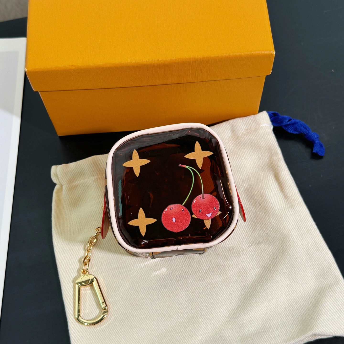Designer Mens Womens Luxury Mini Cherry Transparent Square Handbag Pendant Bag Decoration Zero Wallet Opening Bag Headphone Bag