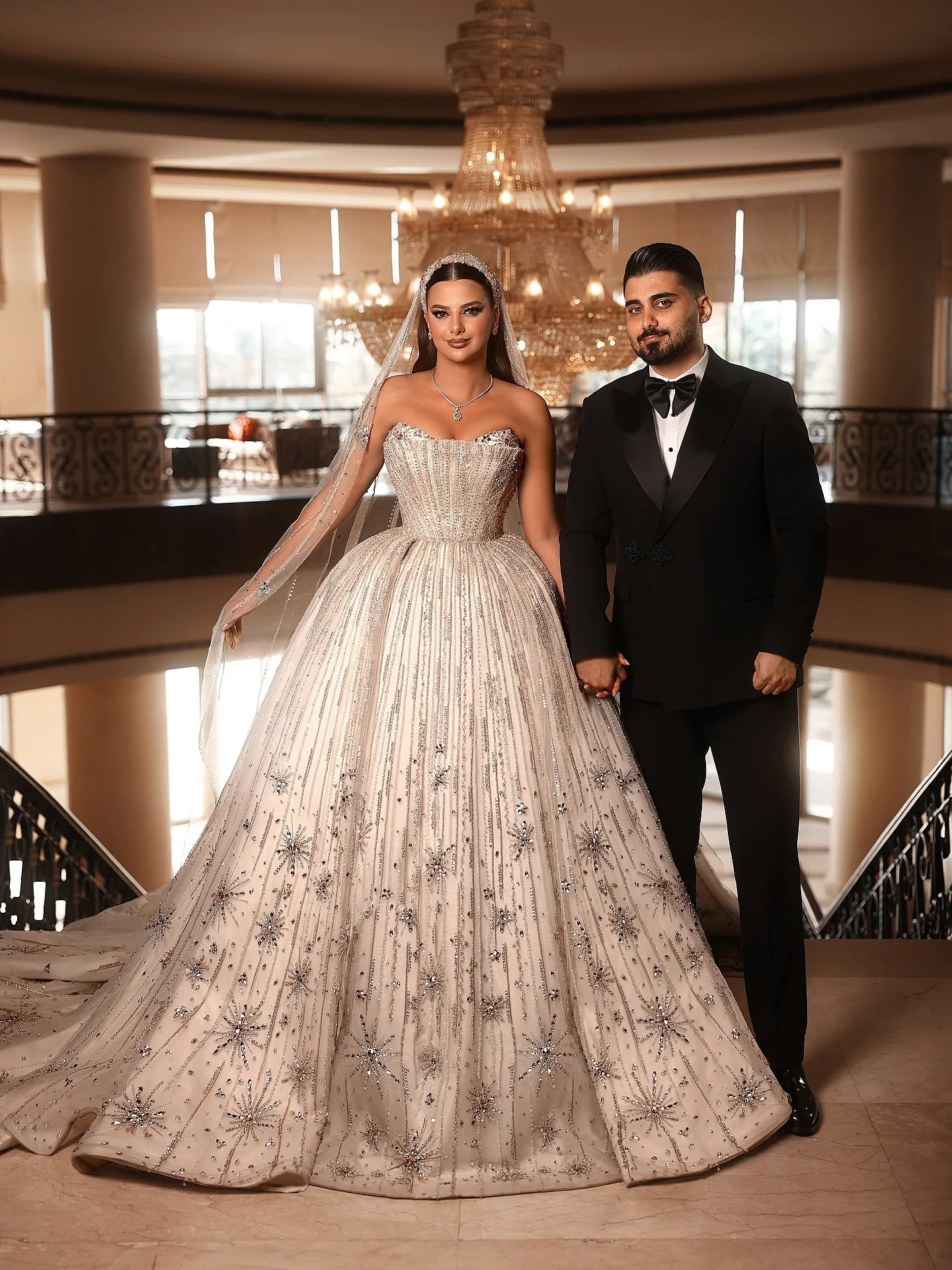 Exquisite Strapless Crystal Wedding Dress Ball Gown Elegant Beading Lace Bridal Dress Customized Sleeveless vestidos de novia