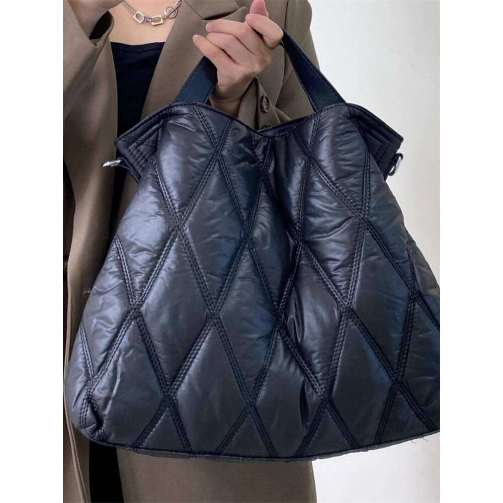 New Casual Lightweight Tote Large Capacity Shoulder Quilted Versatile Trendy Black Handbag Crossbody Bag