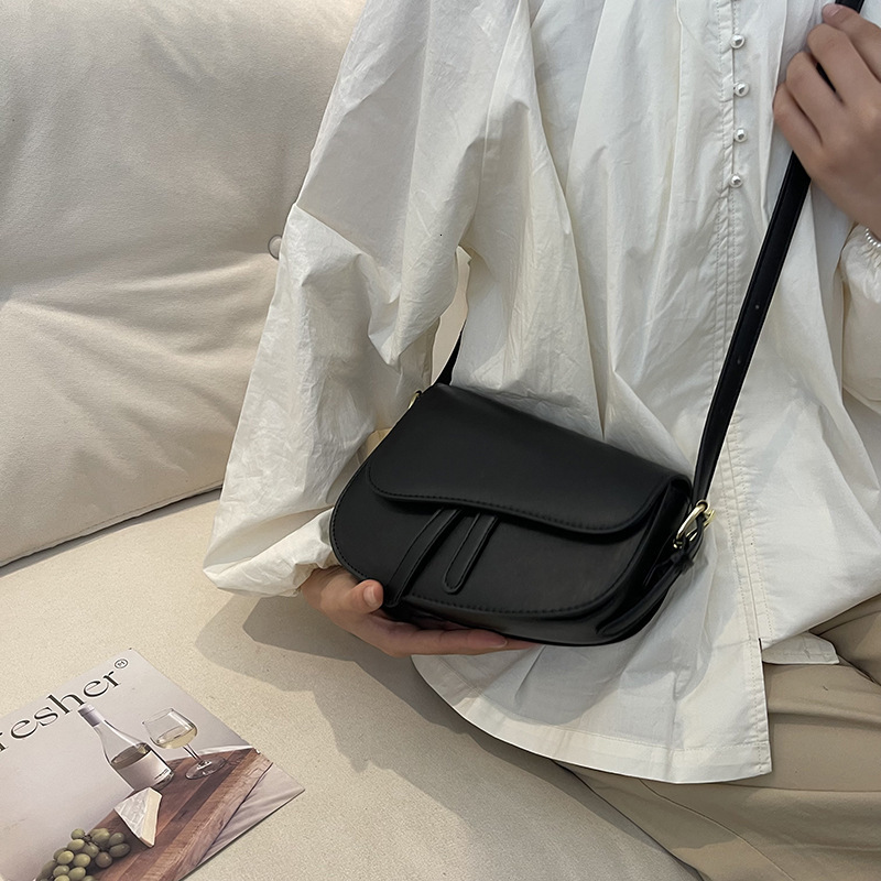 Designer High-Quality Niche 2025 New Summer Trend Crossbody Shoulder Underarm Saddle Light Luxury Women's Bag