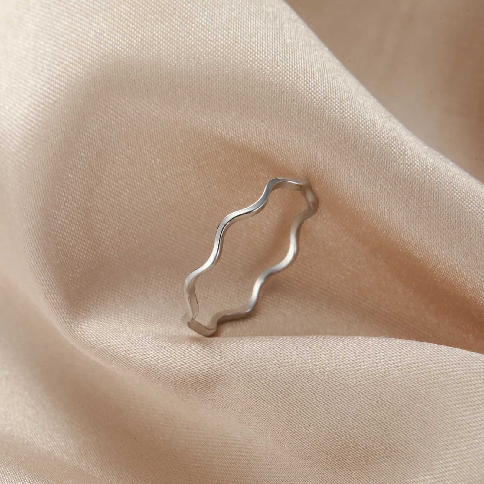 Lucktune Fashion Simple Wave Ring Stainless Steel Womens Geometric Line Finger Rings Wedding Jewelry Gift for Lover Couple New S250716