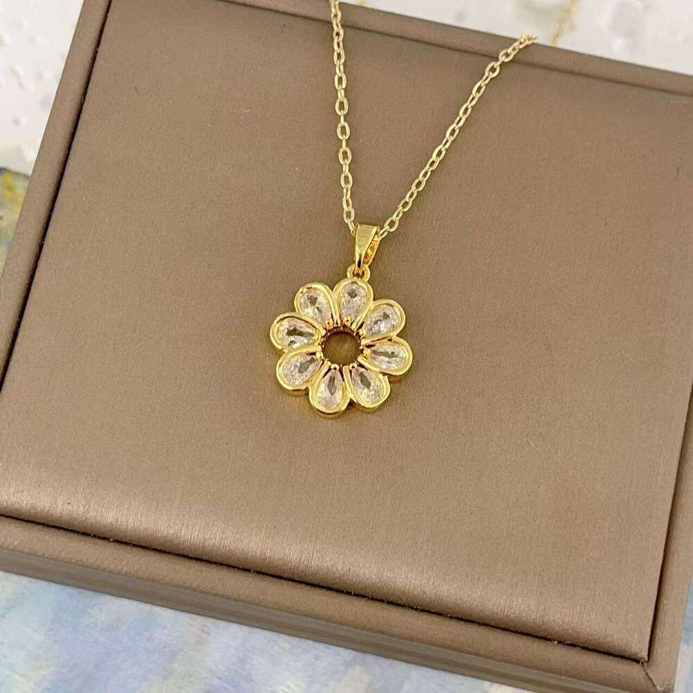 New Flower Titanium Steel Necklace For Women, Non-Fading, Ins Style, Niche Light , Internet Celebrity Live Streaming Jewelry 24C