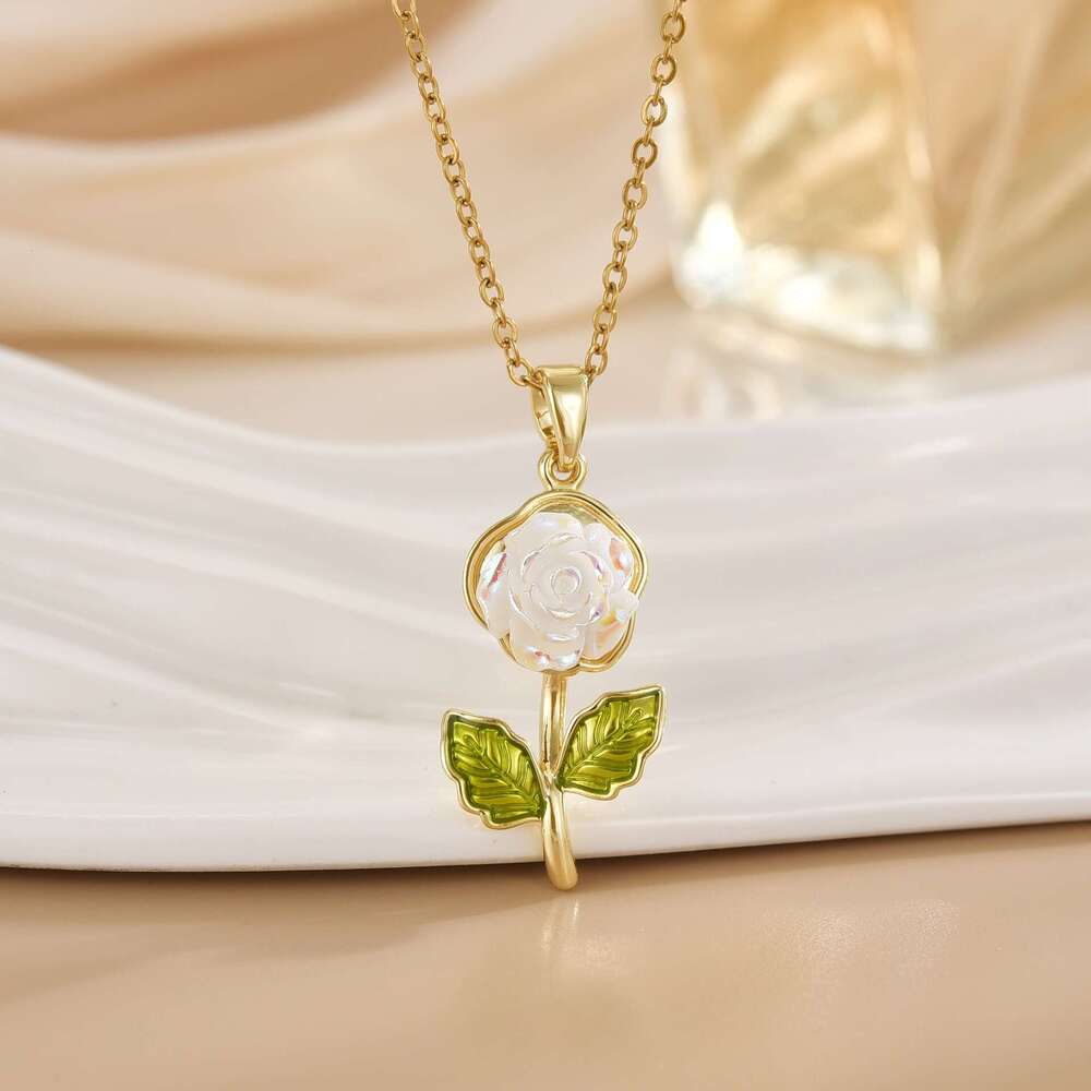 New Design Laser Gardenia Pendant Necklace For Women Fashionable Versatile Titanium Steel Collarbone Chain Summer High-End Accessory 99F