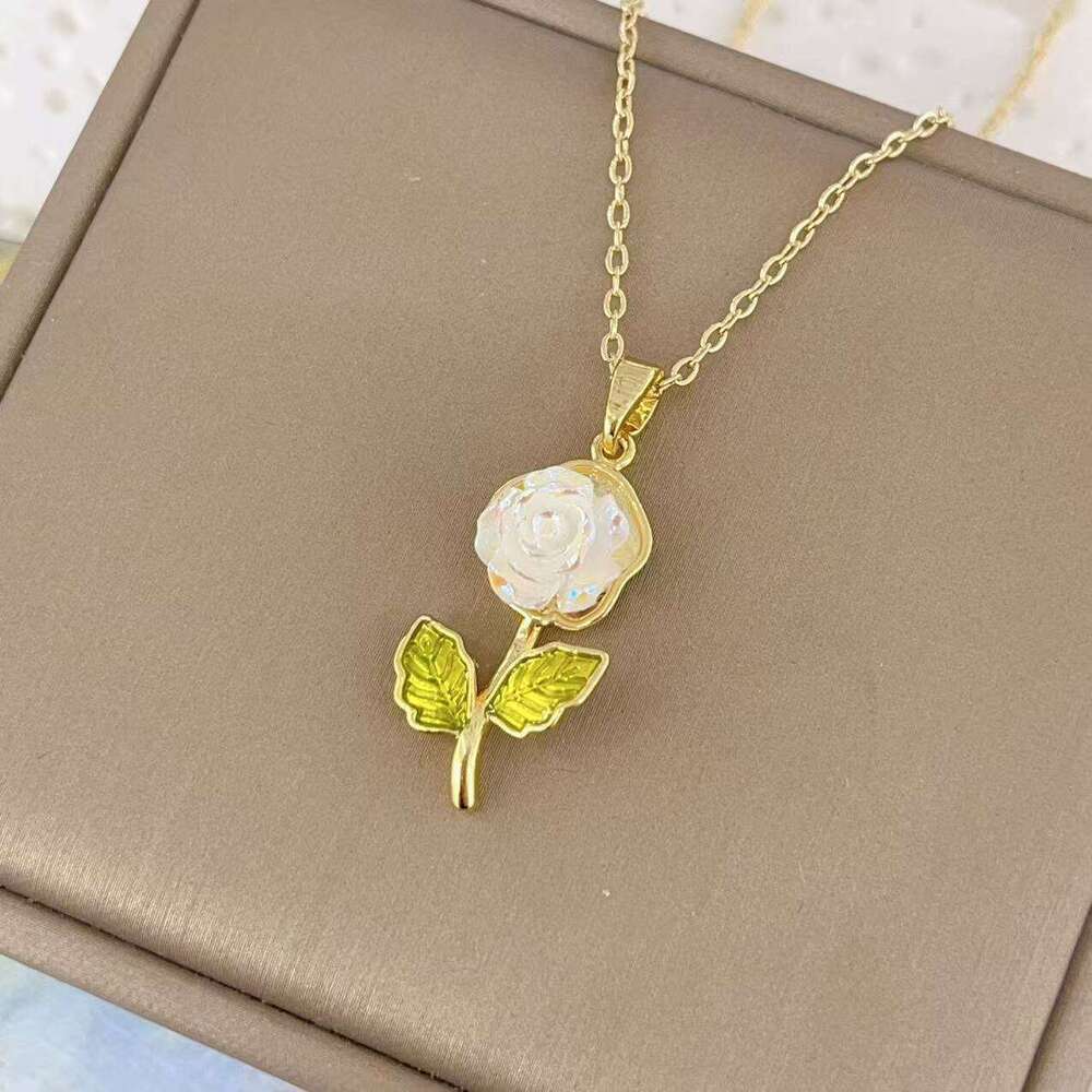 New Design Laser Gardenia Pendant Necklace For Women Fashionable Versatile Titanium Steel Collarbone Chain Summer High-End Accessory 99F