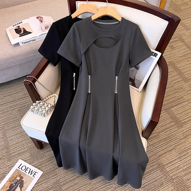 2025 Plus Size Summer Dress for Chubby Girls, Slimming, Tummy Covering, Waist Cinching, Pleated Round Neck Dress, Women's Light Luxury Fashion De