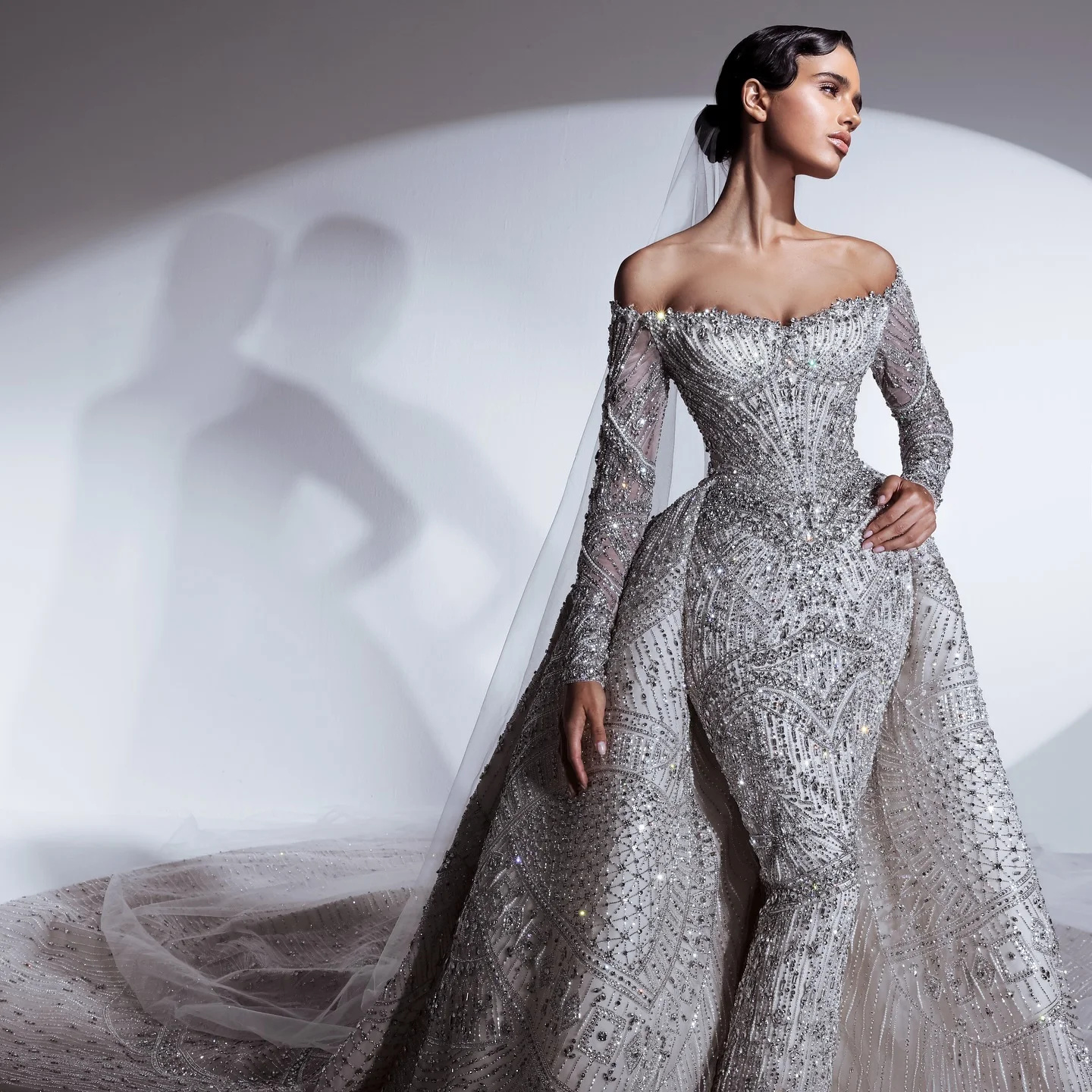 Exquisite Crystal Sheath Wedding Dress Beaded Long Sleeve Bridal Dress with Detachable Train Customized vestidos de novia