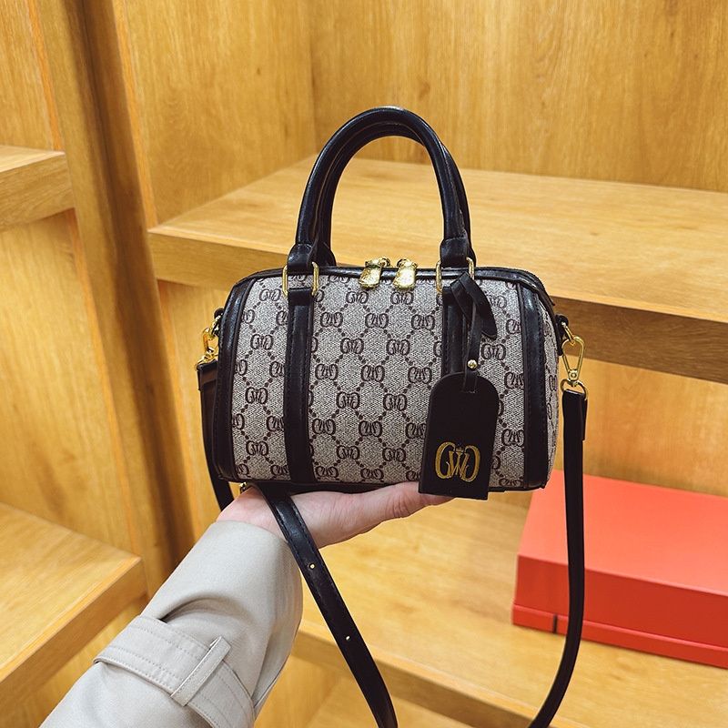2025 new designer bag fashionable commuter women's pink trunk bag one shoulder hand-held slanted bag