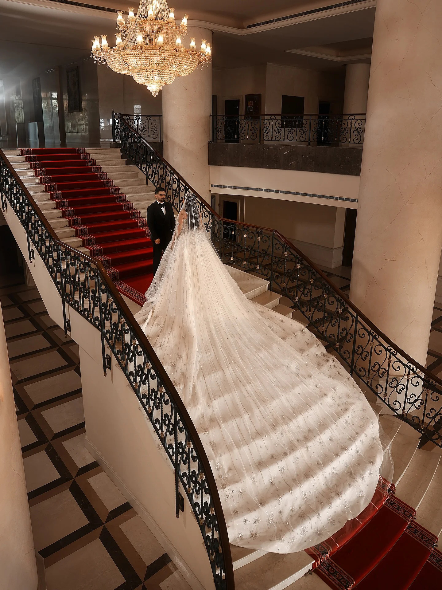 Exquisite Strapless Crystal Wedding Dress Ball Gown Elegant Beading Lace Bridal Dress Customized Sleeveless vestidos de novia