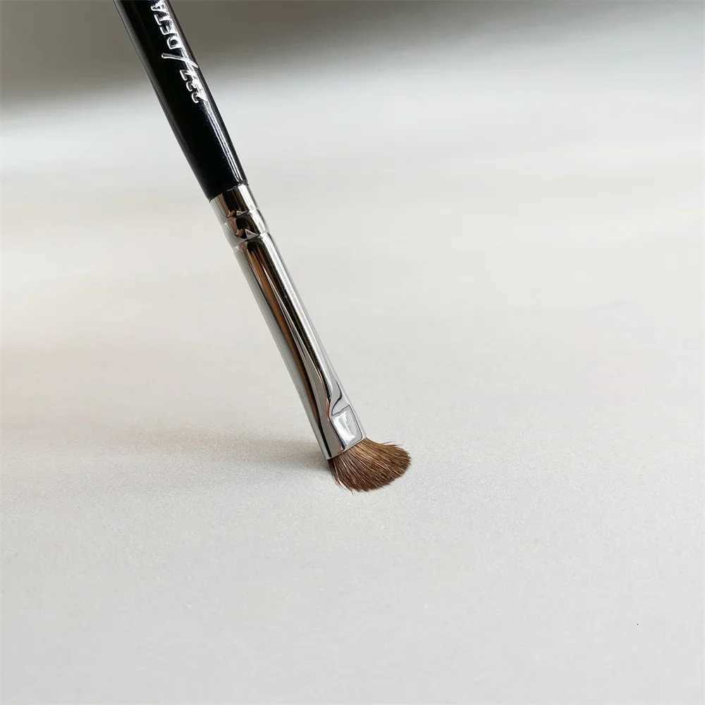 Detail Shader Brush 237 Small Shader Eyeshadow Smudging Eyeliner Cosmetics Makeup Brush Beauty Tool XJ2500716