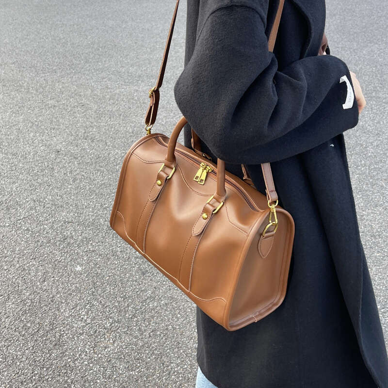 Versatile Casual Crossbody Shoulder Bag with Plenty of Space Perfect for Active Lifestyles