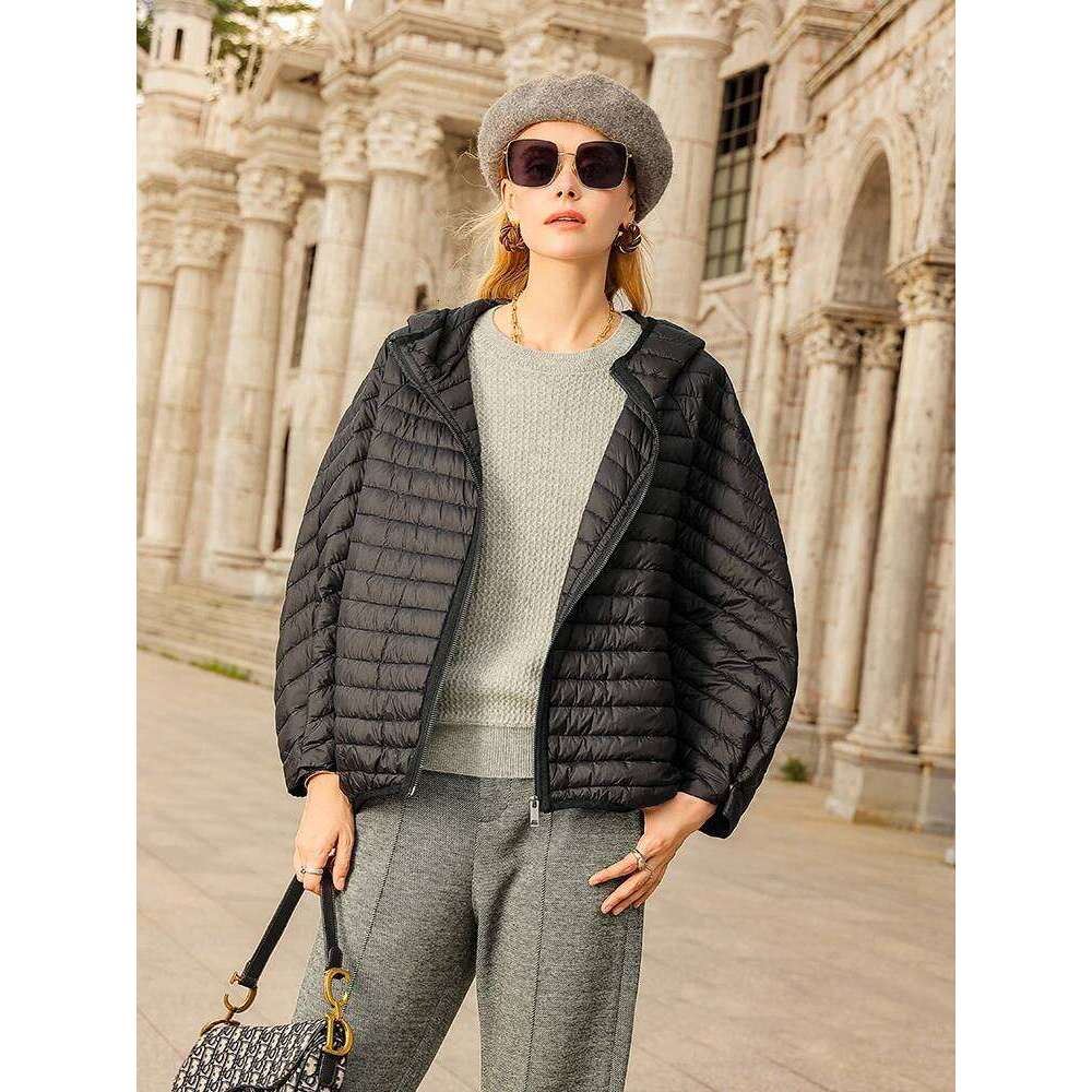 Lagabogy 2025 New Winter Short Puffer Jacket Women Ultra Light 90%White Duck Down Coat Loose Female Feather Parka Hooded Outwear MDNG