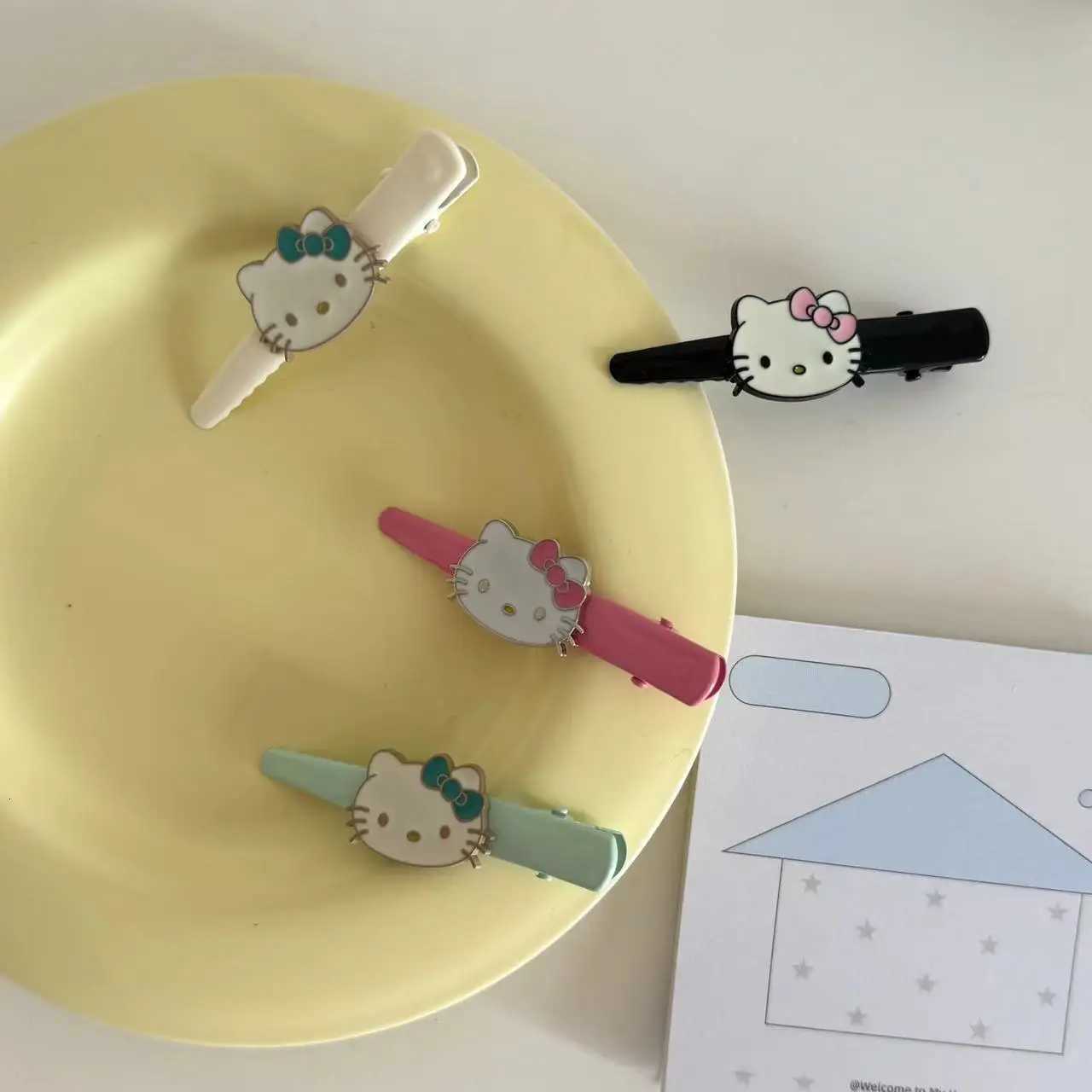 Sanrio 4pcs Girl HelloKitty Hair Clips Cartoon Cute Hair Clips Edge Metal Hair Clips w250716