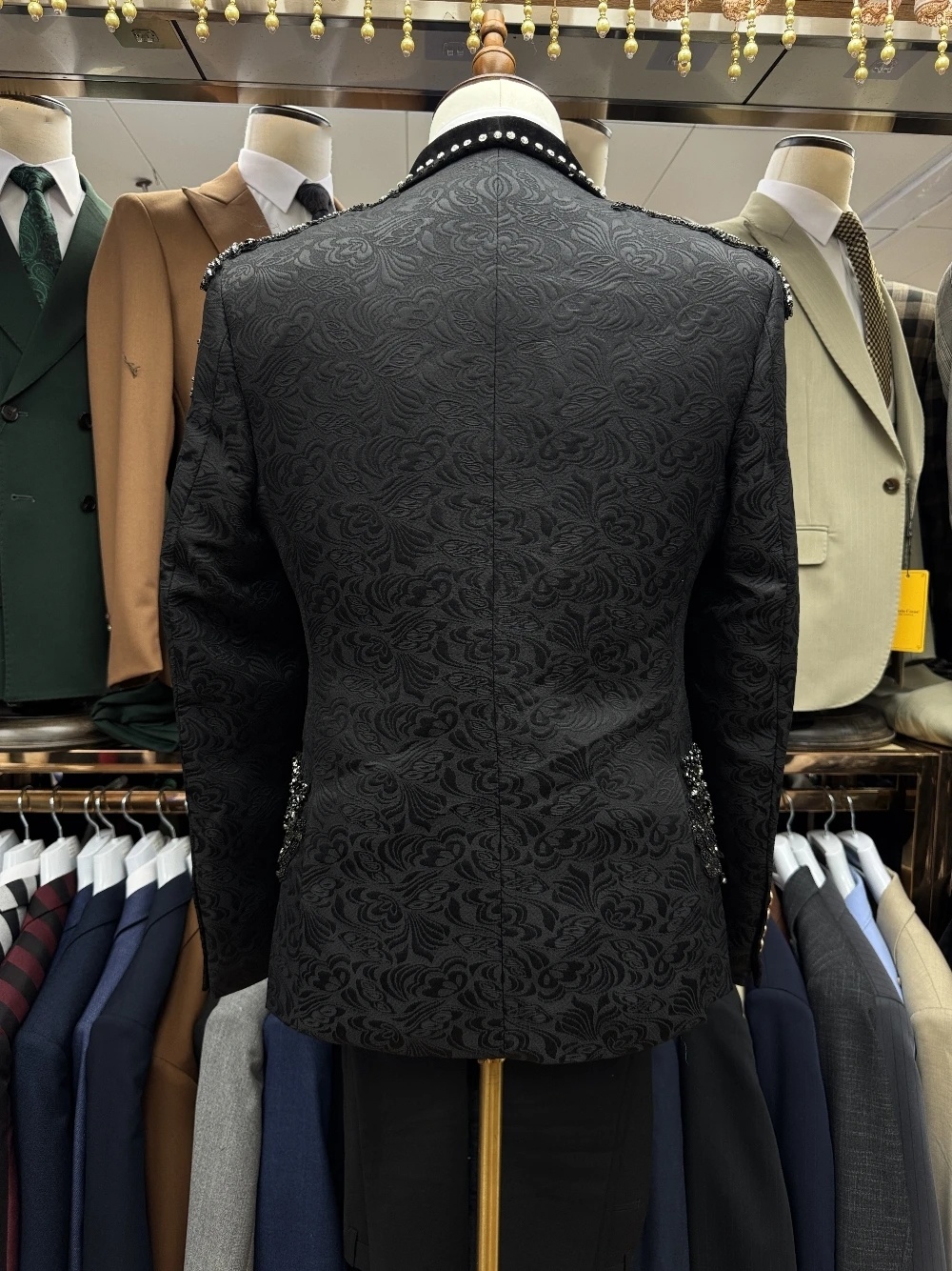 Luxury Men Suits Tailor-Made 3 Pieces Appliques Shawl Lapel Jacket Rhinestone Tassel Jacquard Groom Customized Coat Vest Pants Plus Size