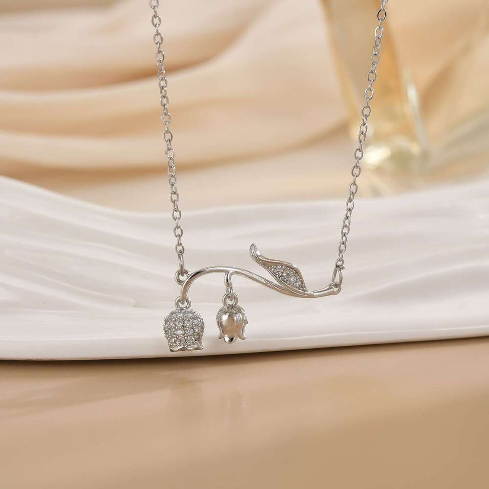 Fashion Titanium Steel Necklace For Women Elegant High-End Flower Pendant Irregular Versatile Collarbone Chain Jewelry B0c