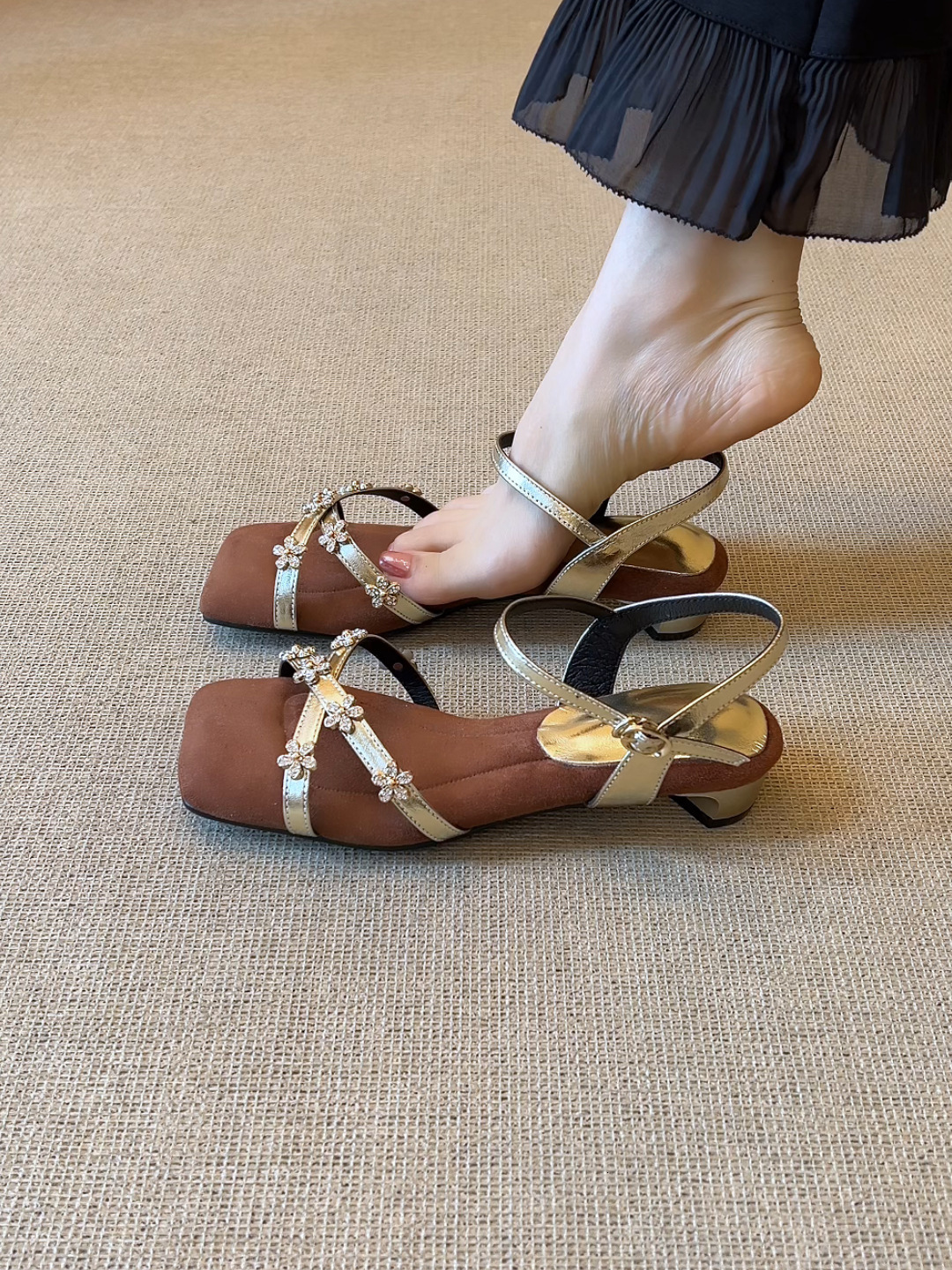 Designer sandals French Style Stunning Small Sandals for Women Summer Outdoor Wear Comfortable Thick Heel Soft Sole Non-Tiring High Heels 2025 New Wom