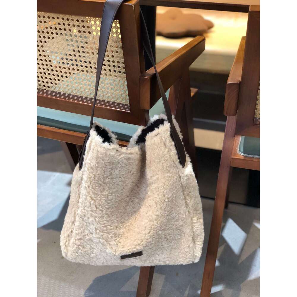 Elevate your commute with this spacious tote bag crafted from premium lamb woolperfectly balanced functionality meets sophistication.