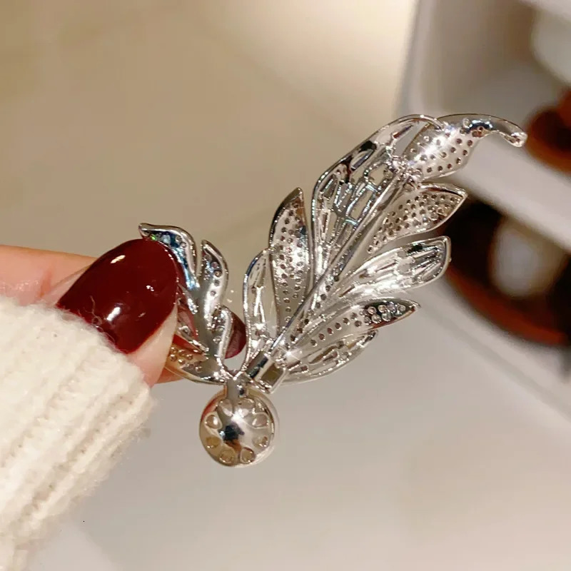 Delicate Natural Freshwater Pearl Feather Brooches Fashion Zircon Leaf Corsage for Women and Man Pins Elegant Temperament Decor 250712