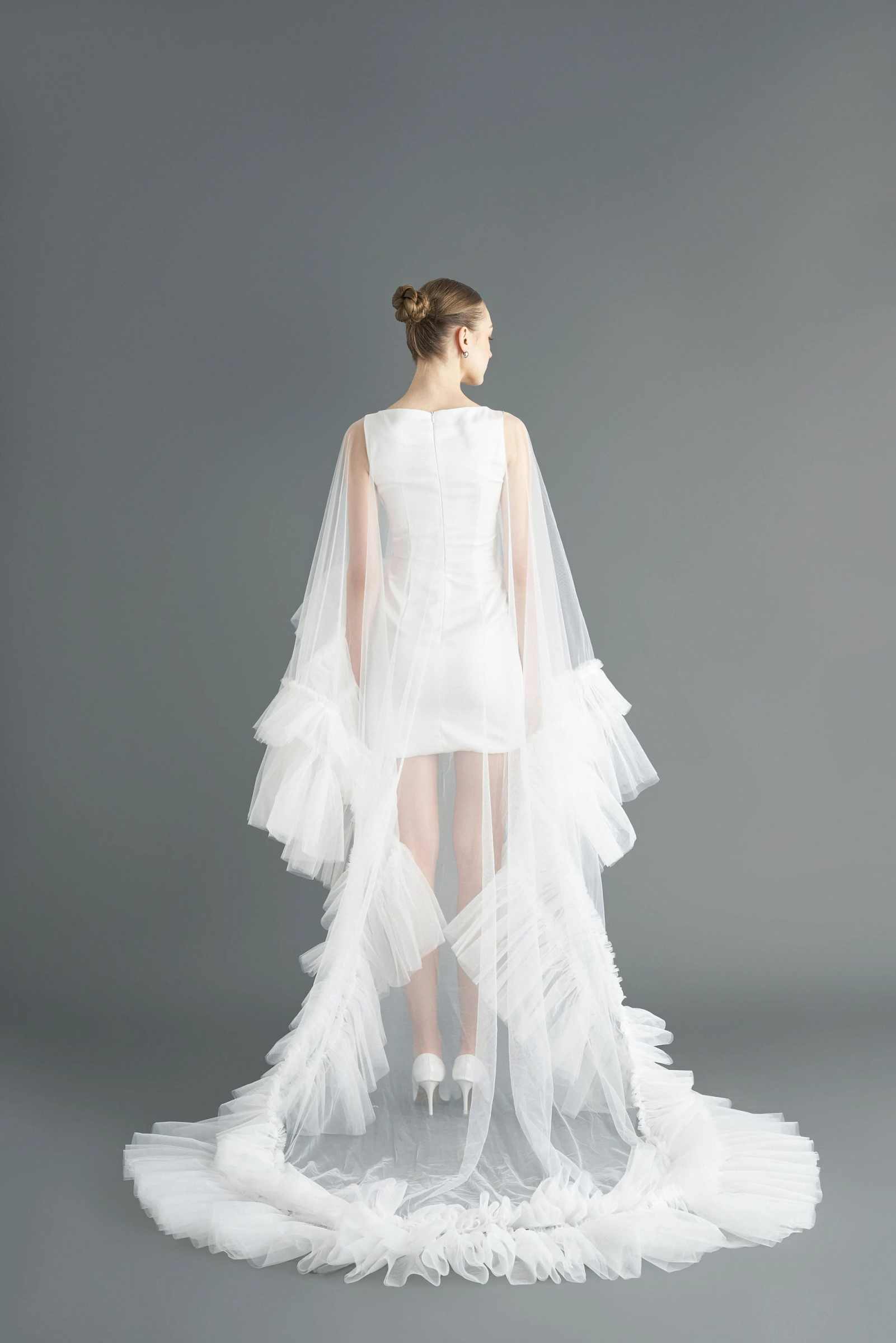 New Elegant Wedding Veils One Layer Pleat Edge Tulle Headdress Appliques Lace Tulle White Ivory Bridal Veil Customized Length Veils V3282