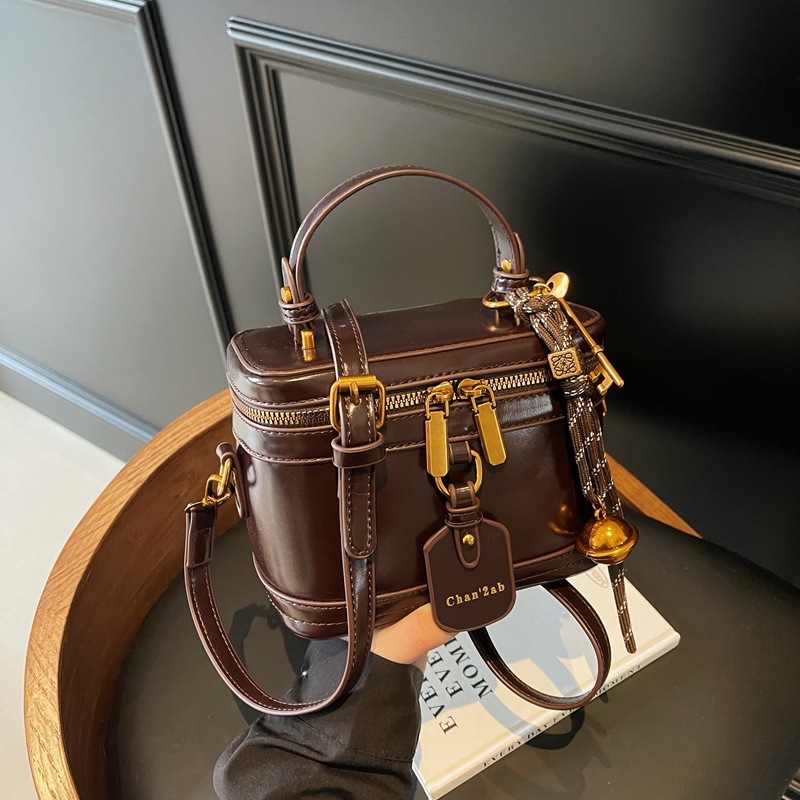 Designer New 2025 High-End Small Square Niche Design Shoulder Four Seasons Trendy Commuting Versatile Box Light Luxury Women's Bag