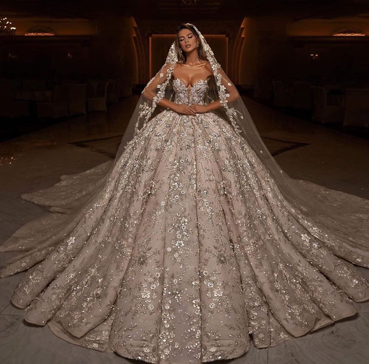Charming Ball Gown Wedding Dresses Sleeveless Sequins Appliques Lace Bridal Pleat Sweep Train Customized Vestidos De Novia