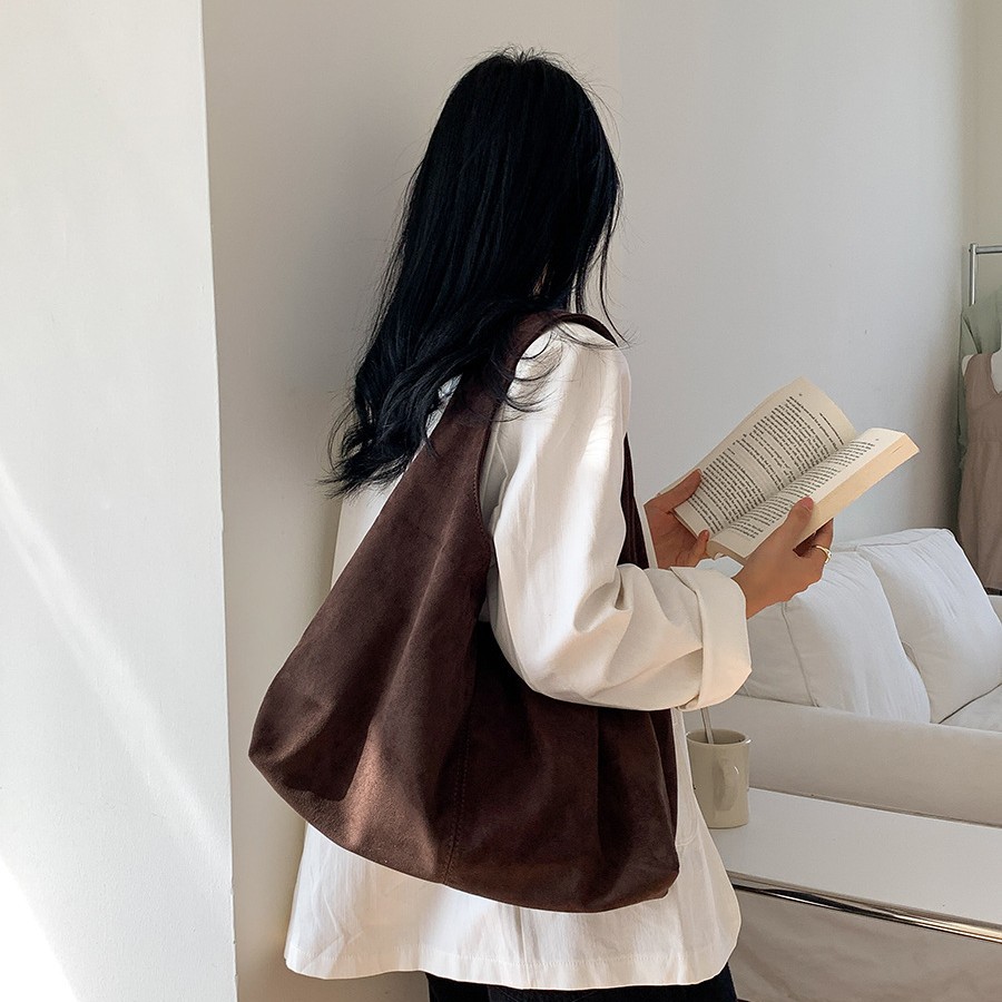 Large Capacity Commuter Tote Bag with Vintage Charm Made from Soft Suede Material