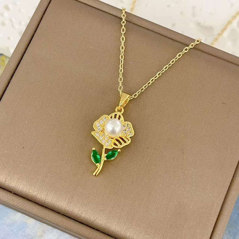 Titanium Steel Necklace For Women Copper Gold Plated Zircon Inlaid Suower Pendant Niche Design Elegant High-End Accessory 98E