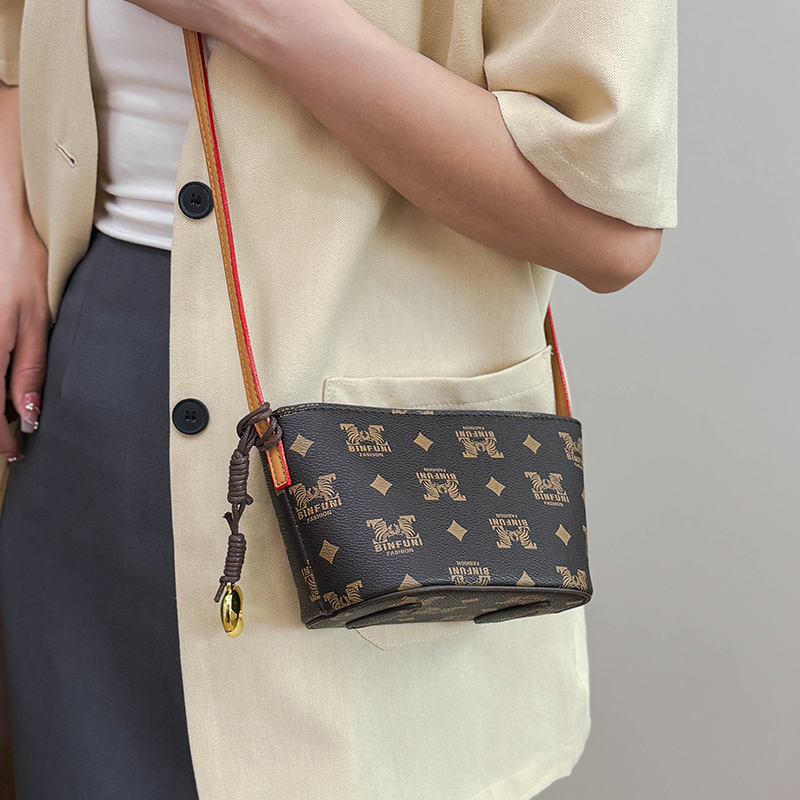 New arrival! Classic and stylish shoulder crossbody bag, a simple, versatile bucket bag, a small women's bag and phone bag