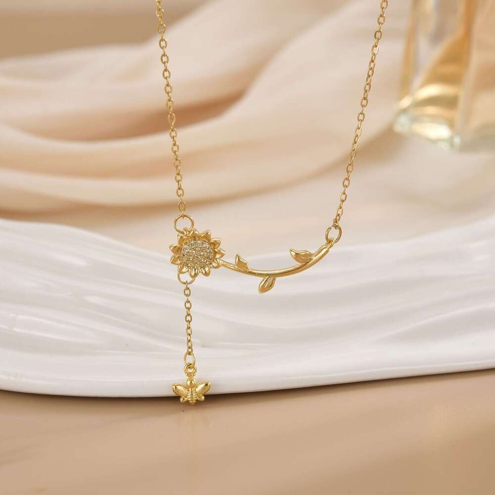 Summer Fresh Titanium Steel For Women Suower High-End Collarbone Chain Fashion Zircon Necklace 813