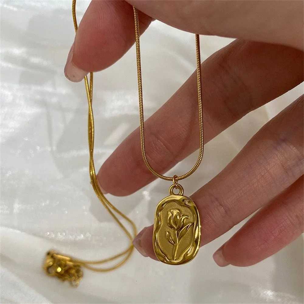 2023 Vintage Fashion Simple Geometric Rose Pendant Necklace For Women Female Boho Gold-plated Snake Chain Choker Jewelry Gift XJ250717