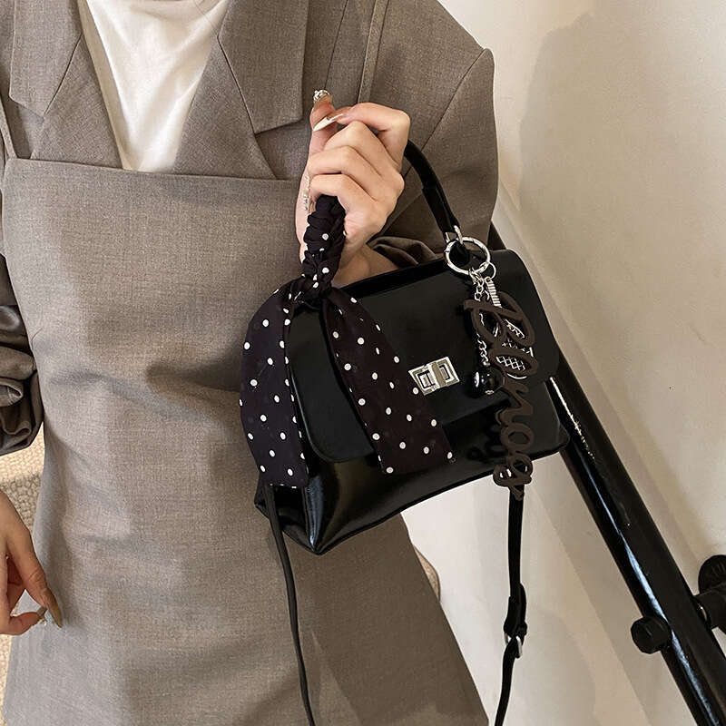 2024 High-Quality Large Capacity for Women, New Autumn and Winter Handbag, Fashionable Trendy Commuter Versatile Crossbody Bag