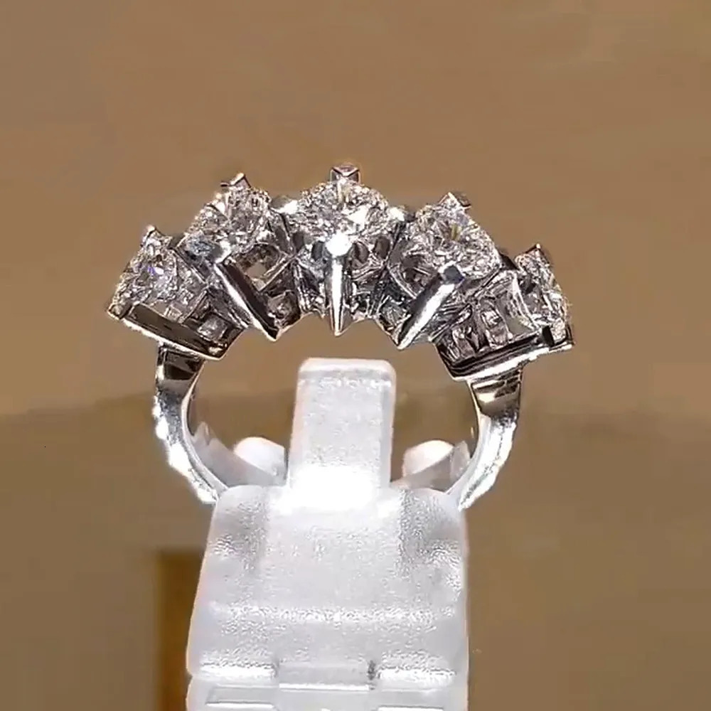 Huitan Brilliant 5 Round Cubic Zirconia Womens Rings for Engagement Wedding Silver Color Band Trendy Jewelry 250716