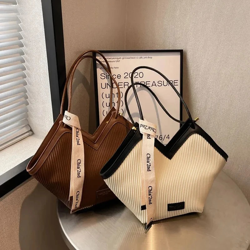 Womens Handbag Shoulder Bag Fashionable Womens Large Capacity Heartshaped Handbag 250717